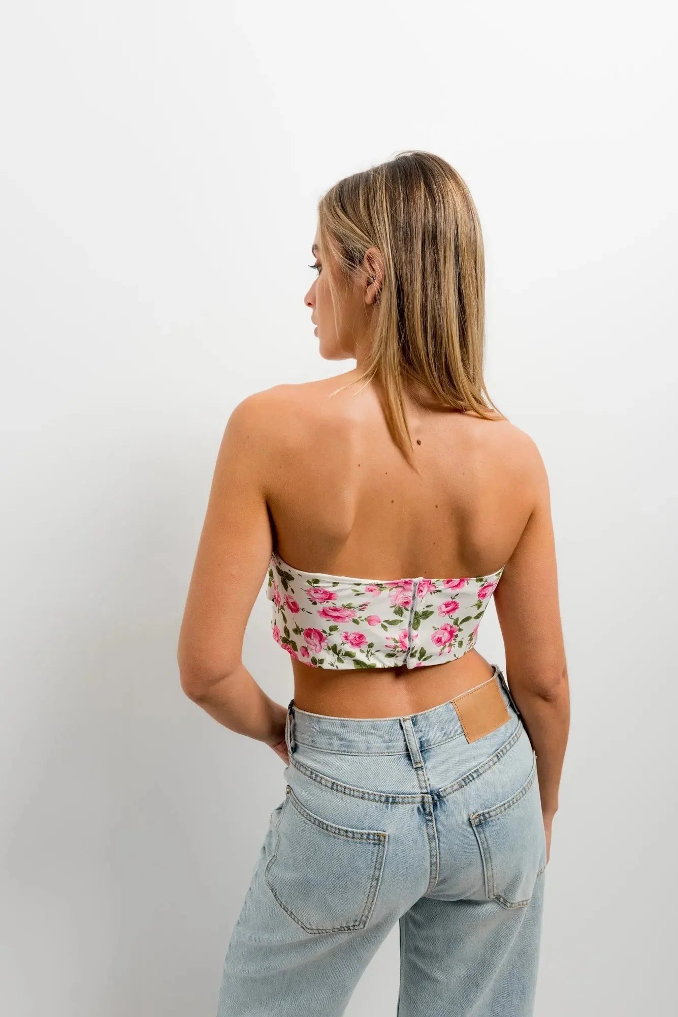 Corset inspiration florale à roses avec bretelles blanches et fleurs roses et vertes