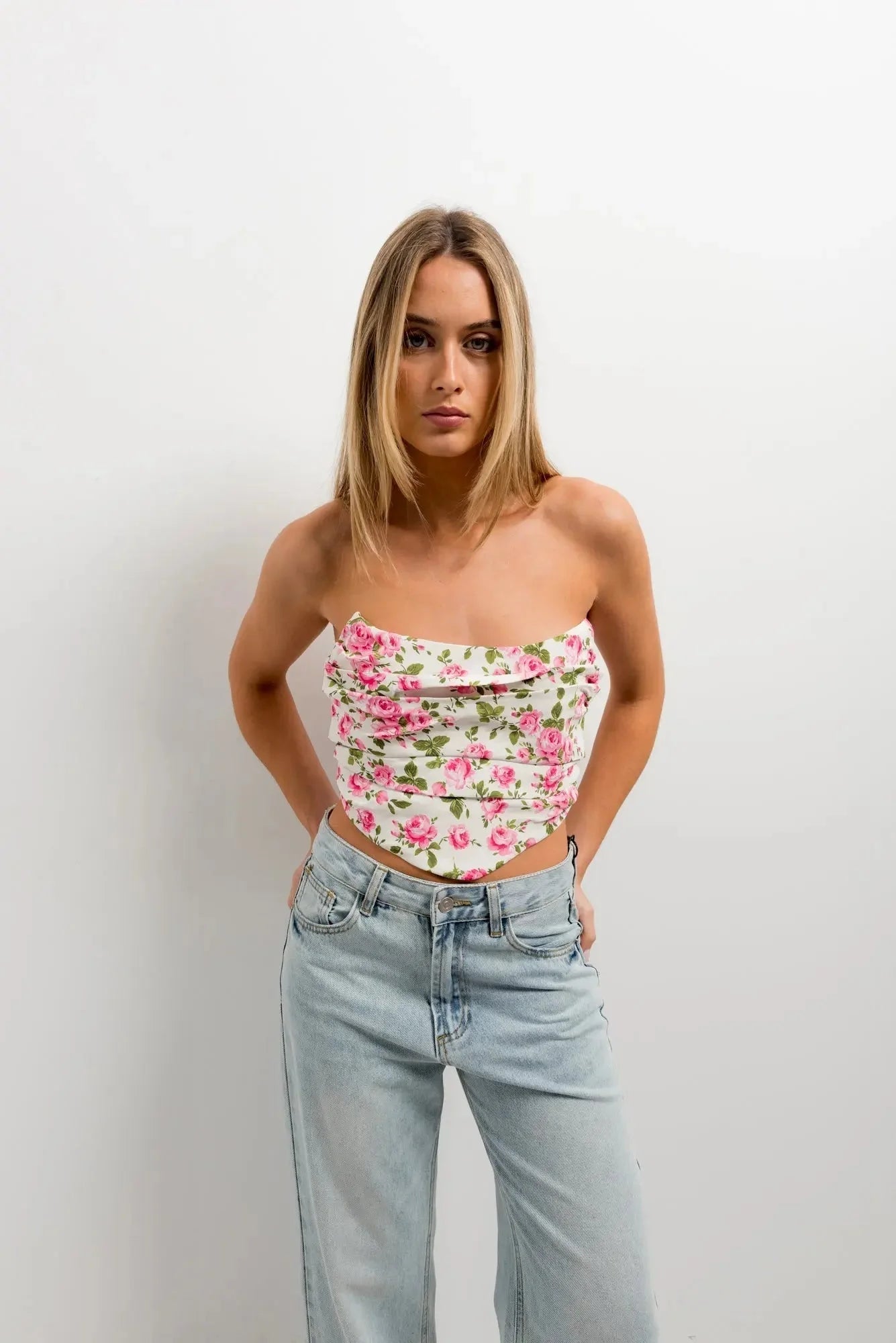 Inspiration corset floral inspiration corset blanc à roses sans bretelles