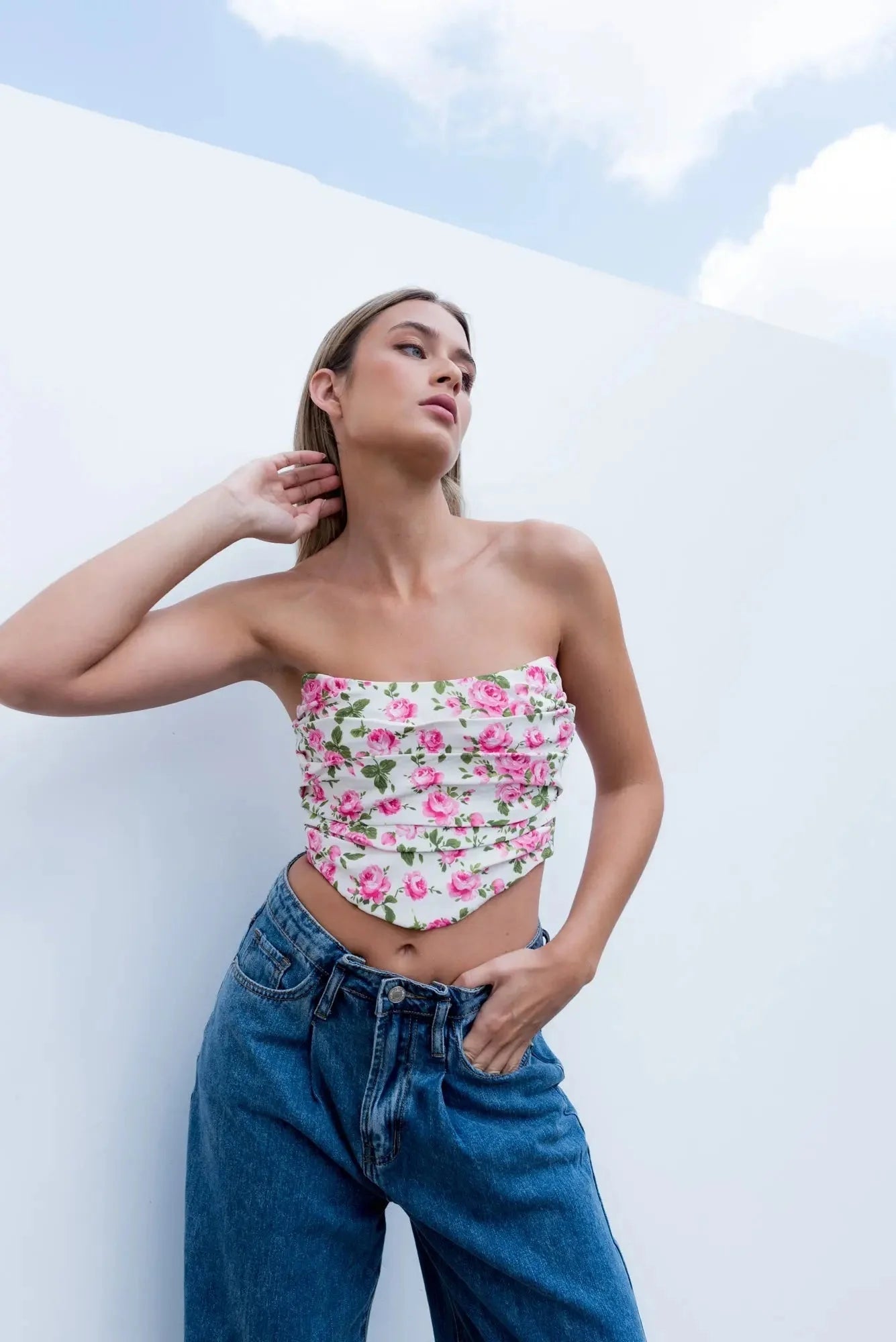 Inspiration corset floral avec roses roses et feuilles vertes pour un look romantique