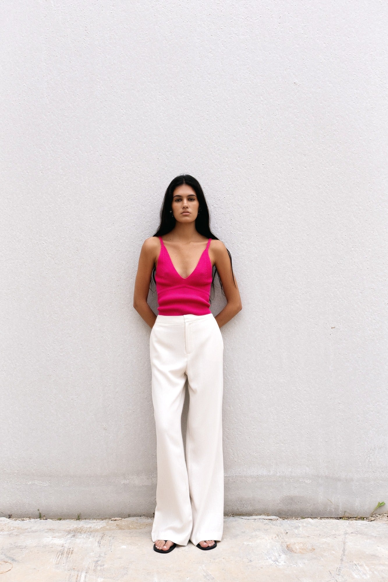 Crop top rose fuchsia à fines bretelles – haut en maille