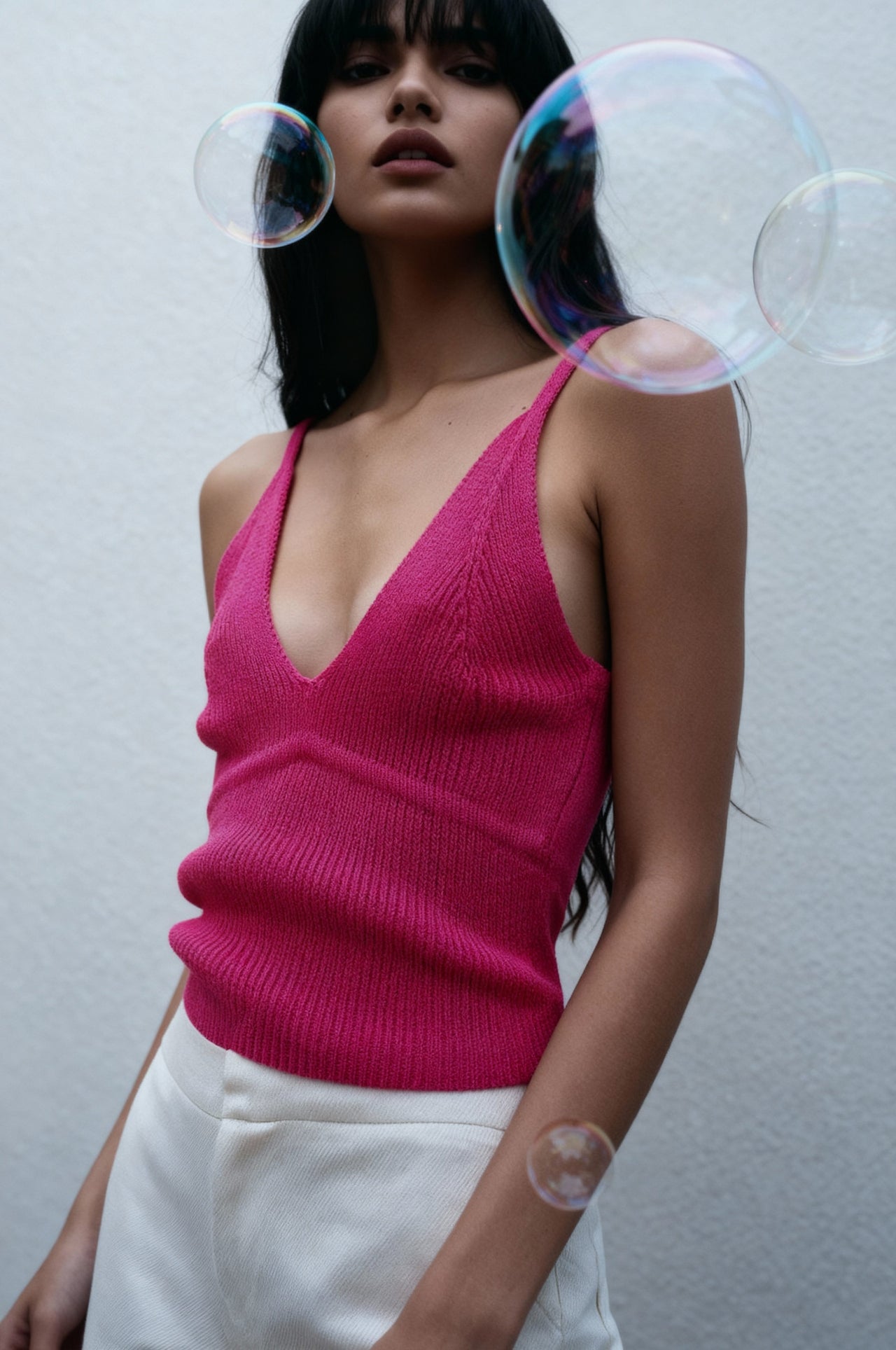 Pull Crop Top Fuchsia Ou Noir En Maille Côtelée à Décolleté V Profond et Bretelles Fines