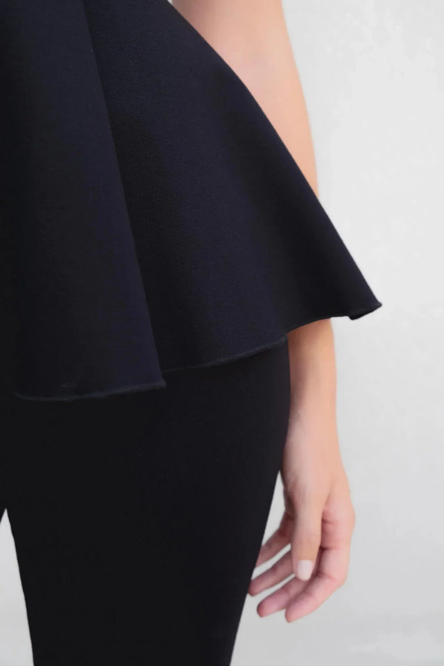 Détail du tissu du Pantalon Évasé Noir Sapiato, montrant la matière élégante et confortable, adaptée à toutes occasions.