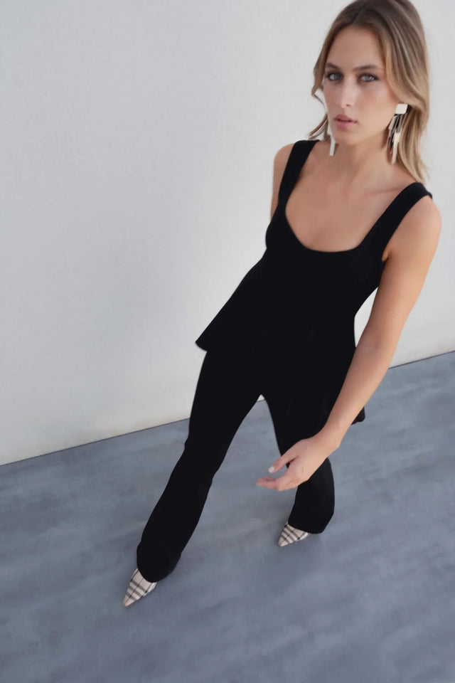 Vue en mouvement du modèle portant le Pantalon Évasé Noir Sapiato, mettant en avant le style élégant et confortable pour toutes occasions avec un haut assorti.