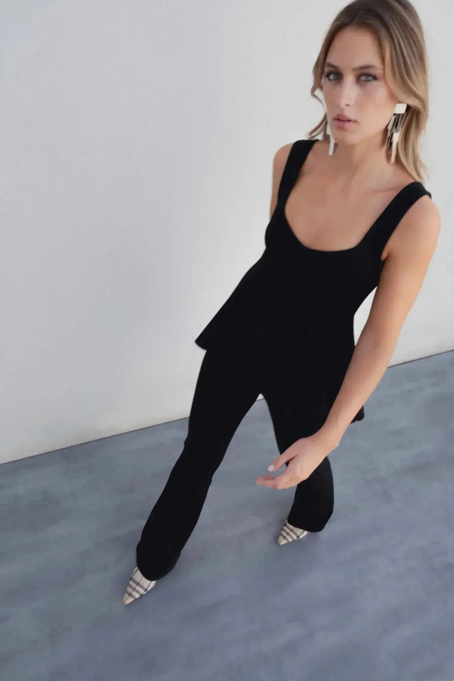 Vue en mouvement du modèle portant le Pantalon Évasé Noir Sapiato, mettant en avant le style élégant et confortable pour toutes occasions avec un haut assorti.