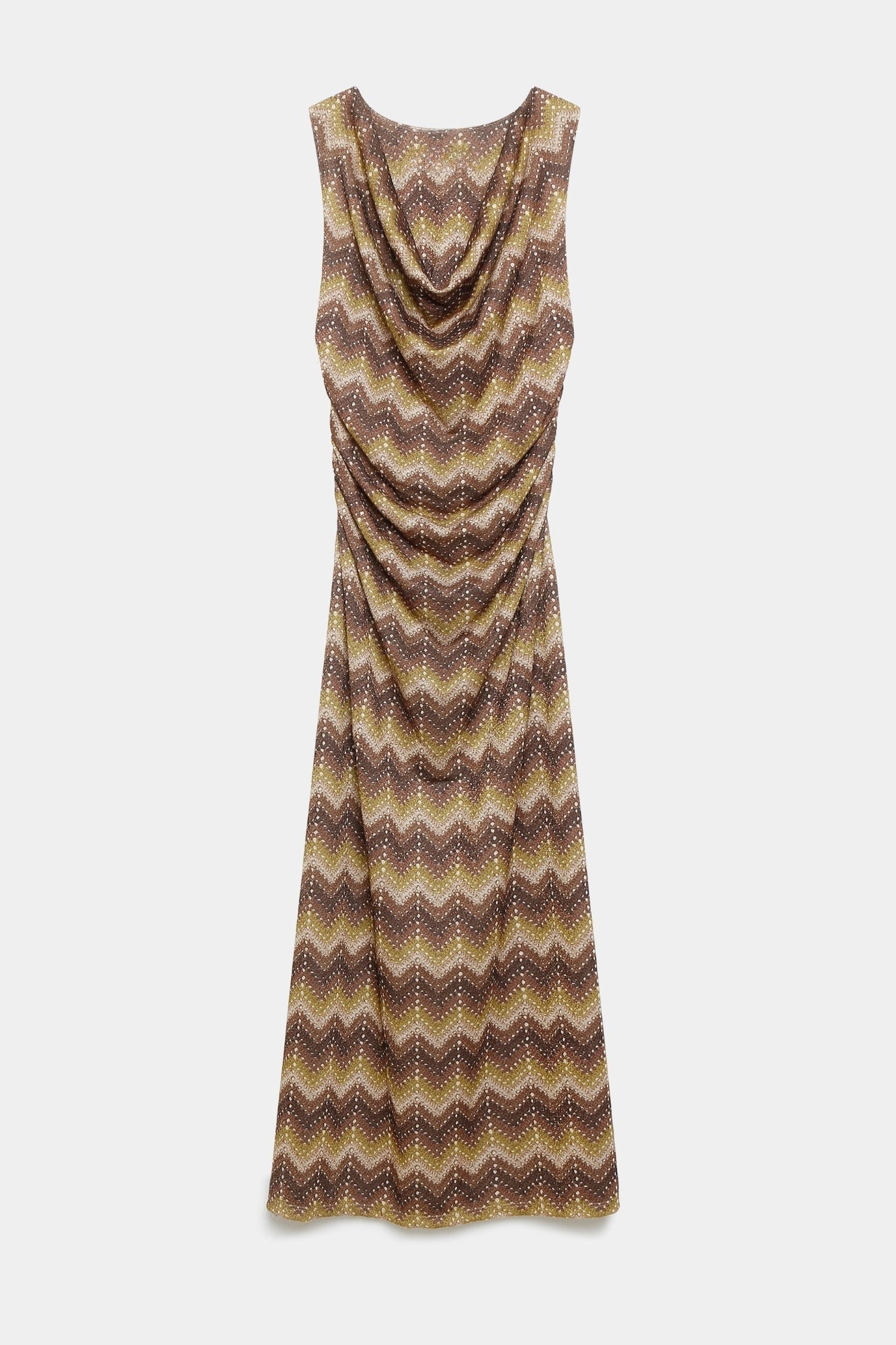 Vue arrière de la robe longue fluide avec des plis au dos, mettant en avant son design moderne et confortable.