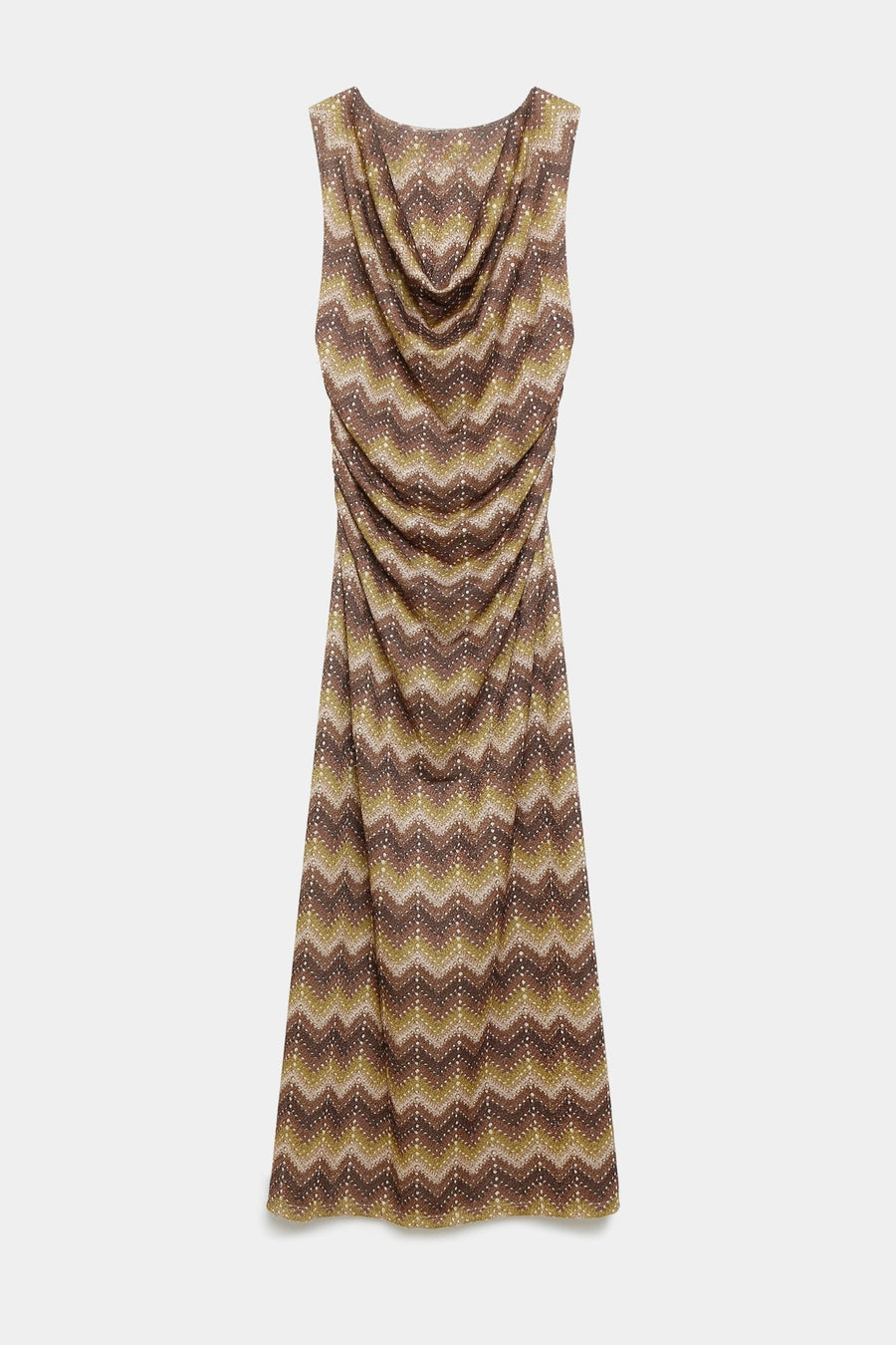 Vue arrière de la robe longue fluide avec des plis au dos, mettant en avant son design moderne et confortable.
