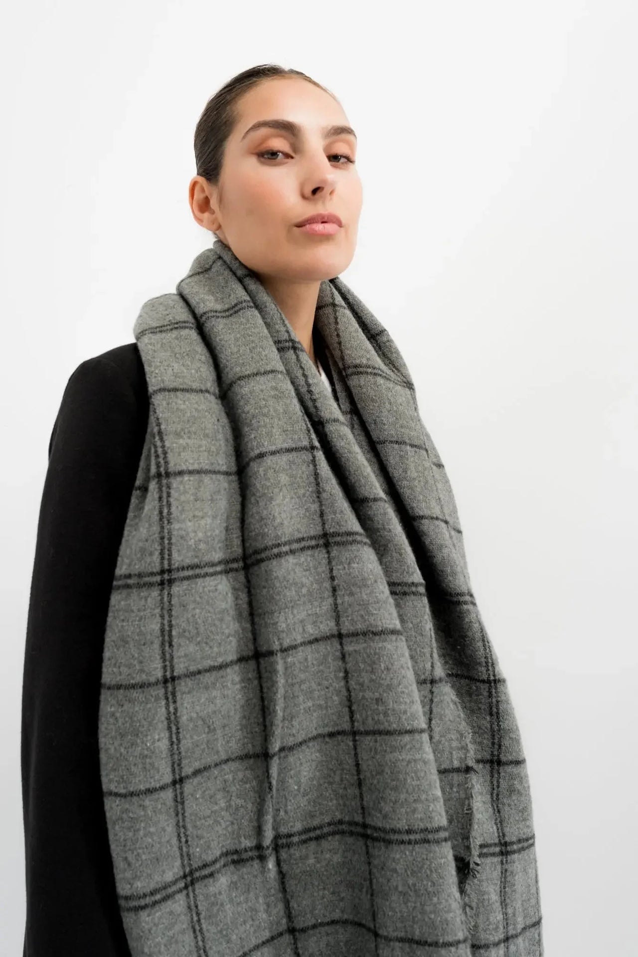 Modèle portant une écharpe femme en laine écossaise, élégante et confortable, parfaite pour toutes les saisons.