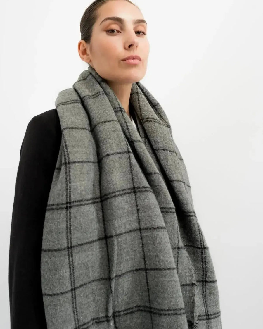 Modèle portant une écharpe femme en laine écossaise, élégante et confortable, parfaite pour toutes les saisons.