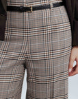 Détail du Pantalon culotte à carreaux marron avec ceinture, soulignant son motif moderne et l'élégance de la coupe.