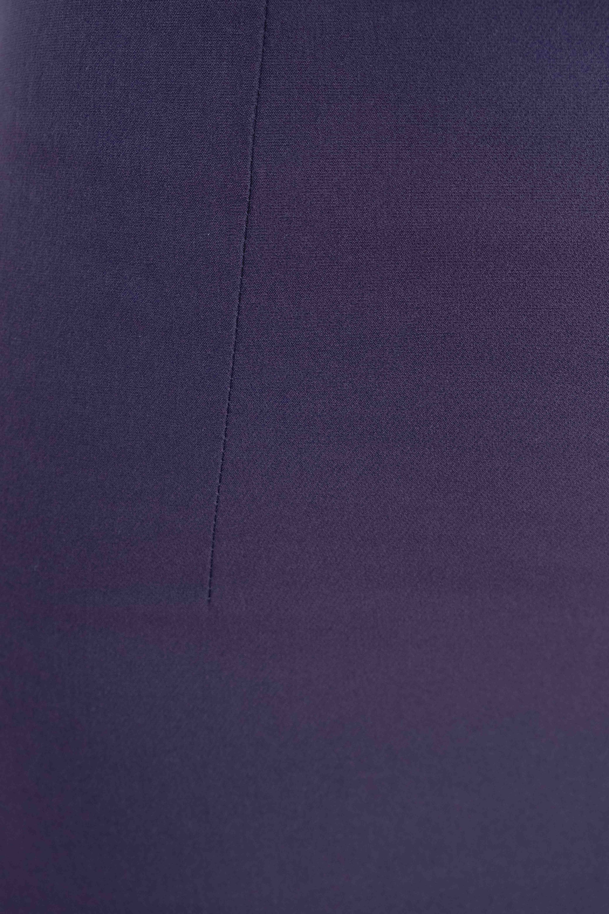 Gros plan sur le tissu d'une jupe midi marine taille haute, révélant les détails texturés de cette jupe midi.