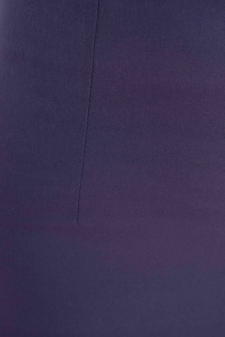 Gros plan sur le tissu d'une jupe midi marine taille haute, révélant les détails texturés de cette jupe midi.