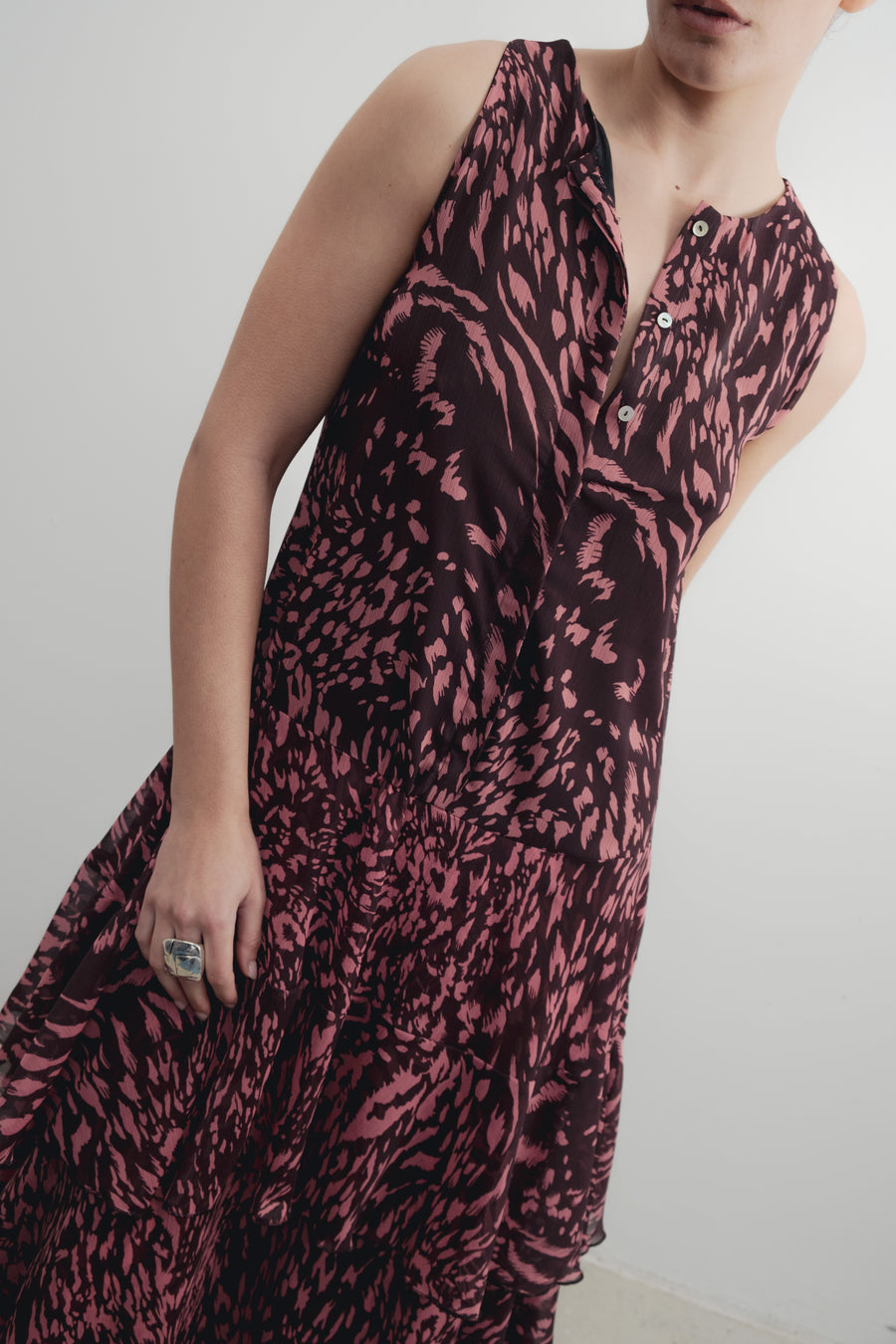 Robe longue imprimée à volants sans manches marron, gros plan sur le décolleté et les détails de la robe.
