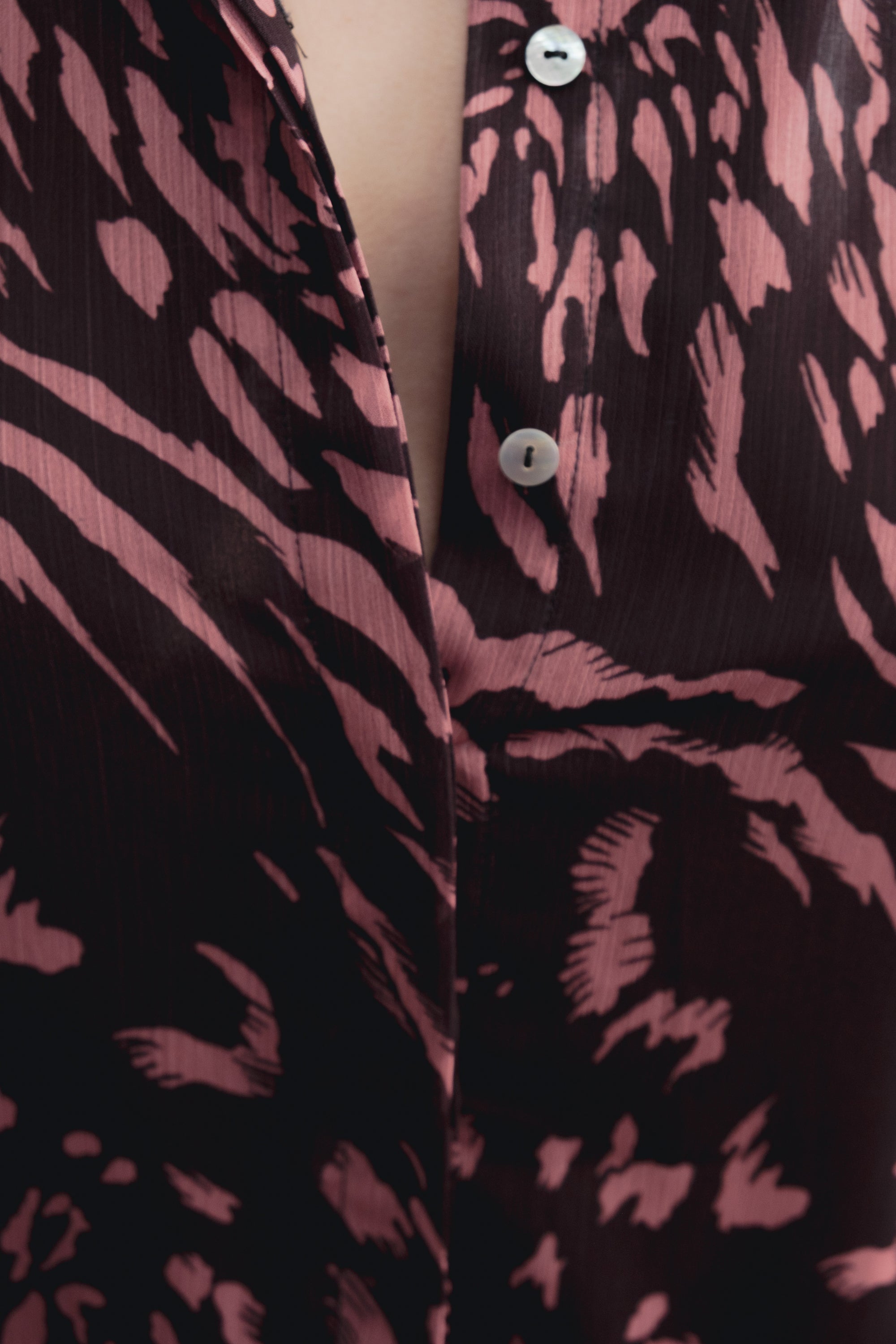 Robe longue imprimée à volants sans manches marron, modèle femme de dos, montrant la coupe élégante.