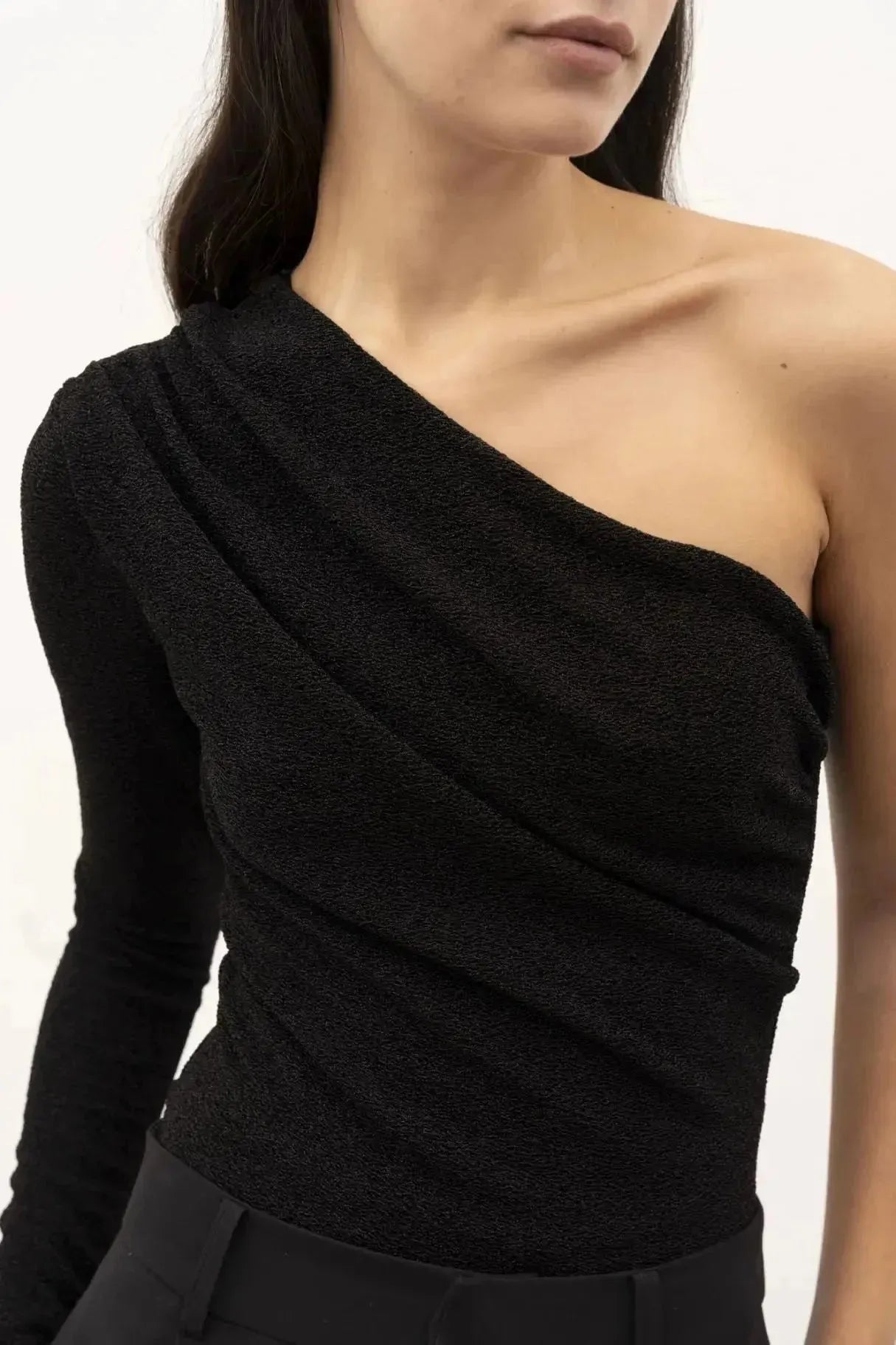 Détail du body asymétrique, soulignant les courbes du modèle, capturé de près pour montrer les finitions.