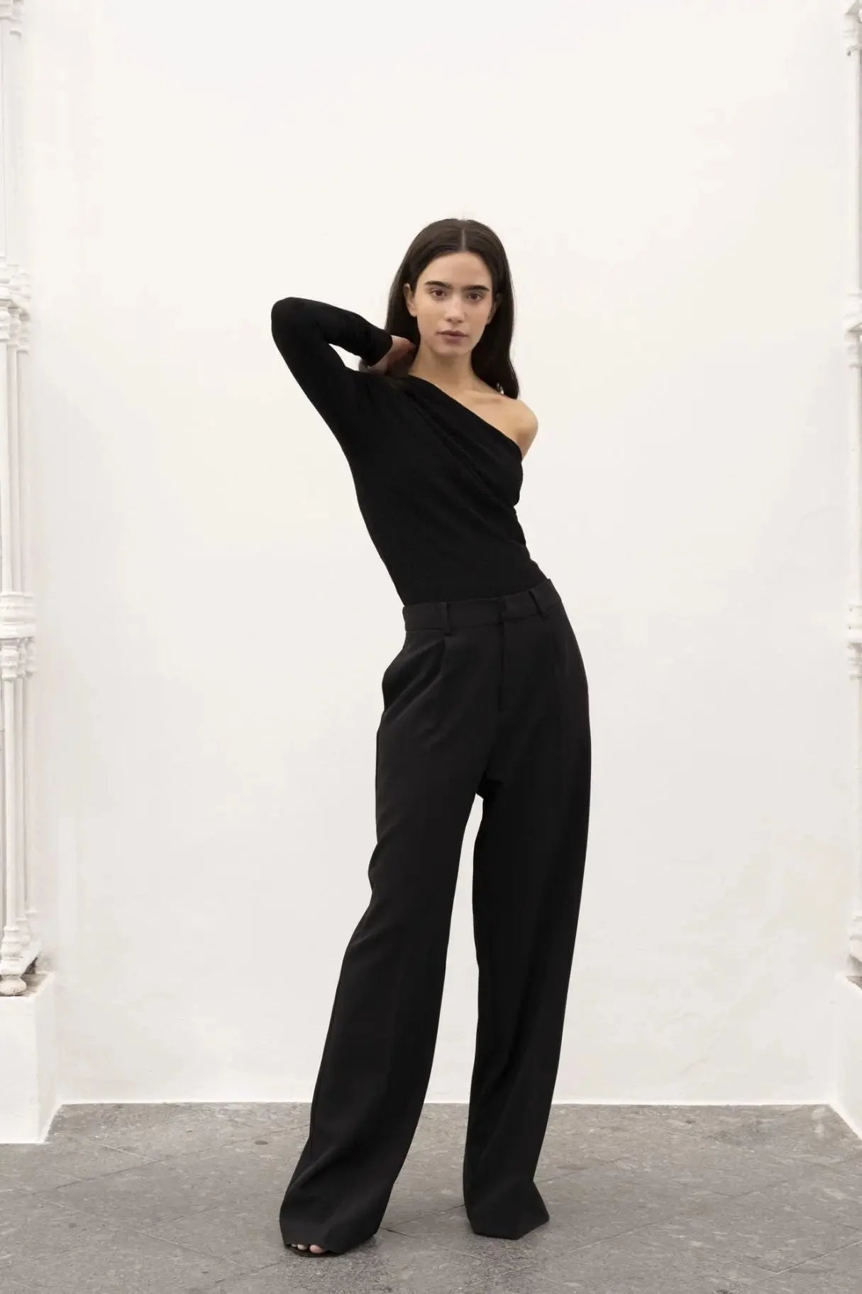 Femme portant un ensemble avec body asymétrique et design asymétrique pour un confort optimal