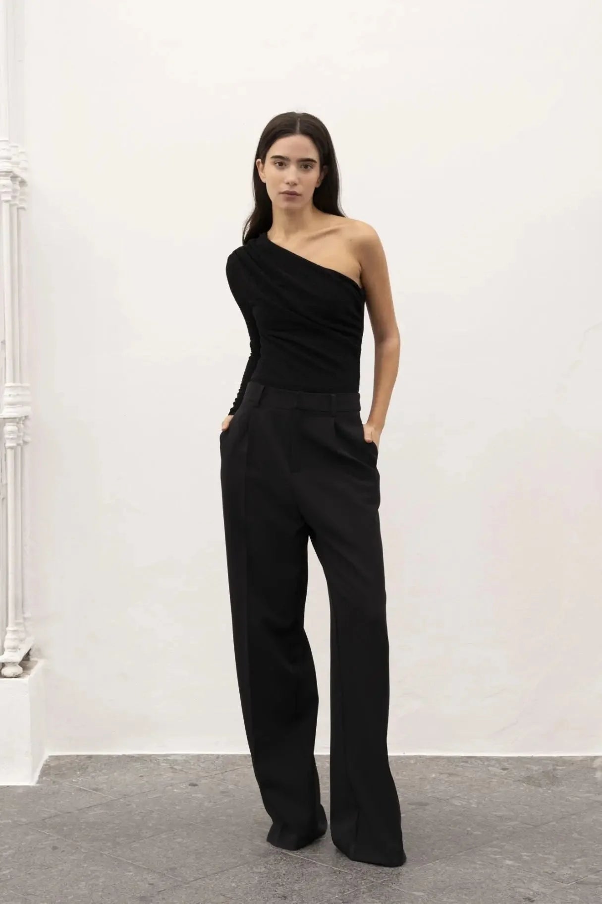 Ensemble avec body asymétrique et pantalon à jambes larges pour un confort optimal
