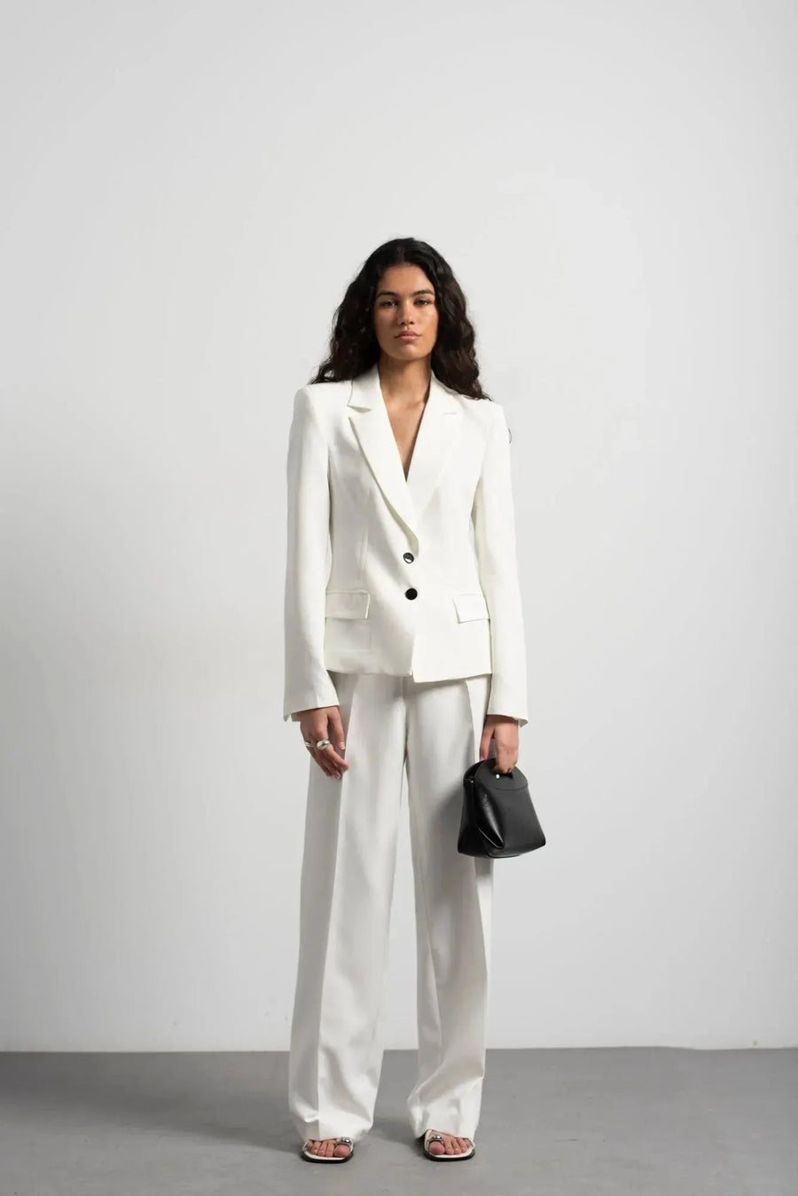 Ensemble blazer femme blanc et pantalon large avec veste mode et mini sac noir