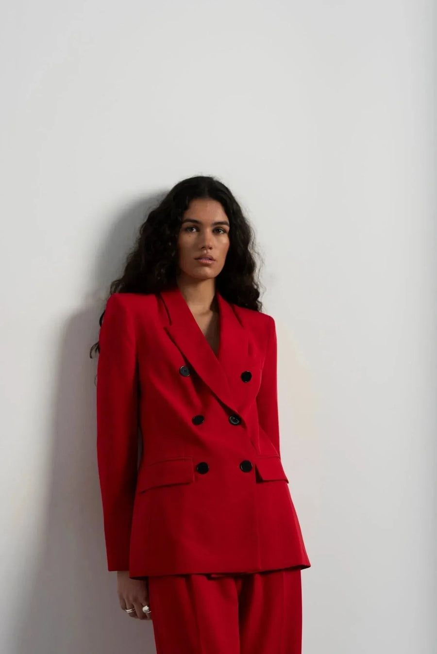 Zoom sur l'ensemble blazer oversize rouge et pantalon large, avec un style raffiné de blazer femme rouge, parfait pour un look chic et moderne.