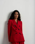 Zoom sur l'ensemble blazer oversize rouge et pantalon large, avec un style raffiné de blazer femme rouge, parfait pour un look chic et moderne.