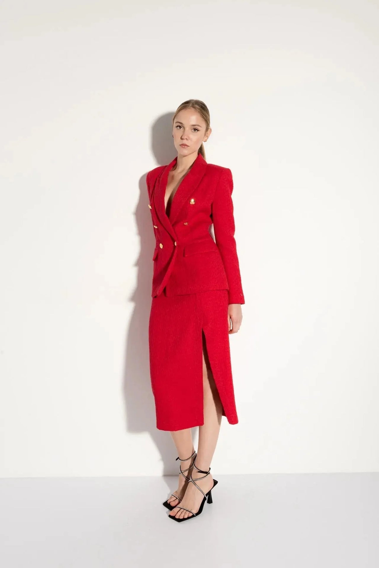 Vue sur le blazer chic femme texturé rouge, avec une silhouette ajustée et un look sophistiqué.