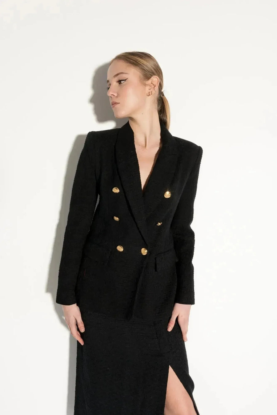 Détail du blazer chic femme texturé noir, montrant son design raffiné et sa coupe ajustée.