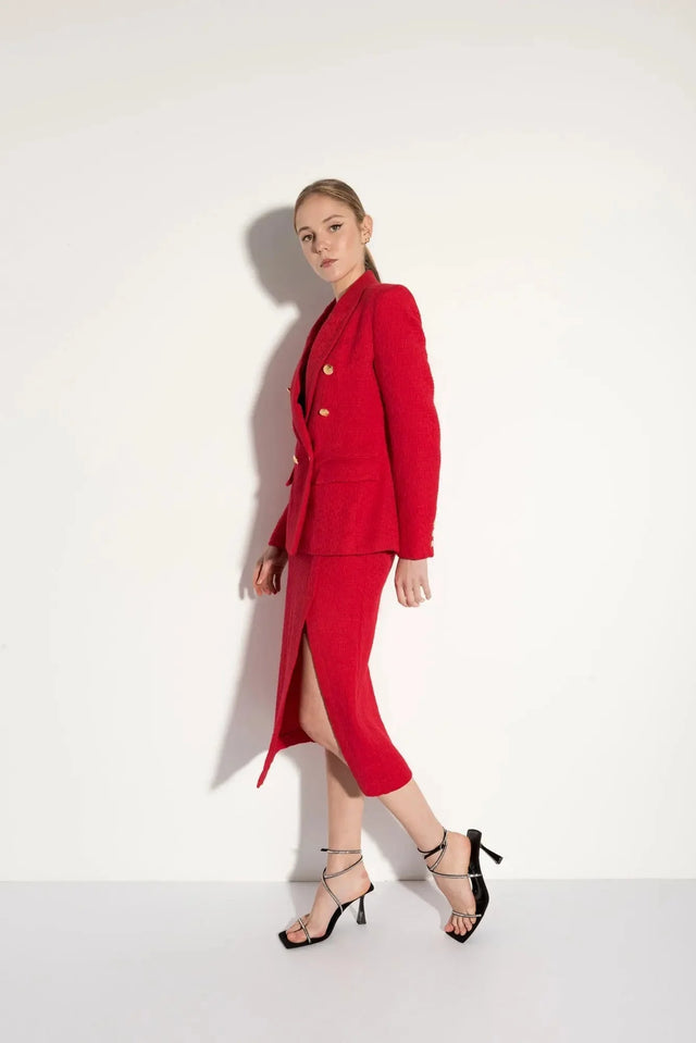 Blazer chic femme texturé rouge porté avec élégance, mettant en avant son design sophistiqué et moderne.