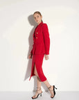 Blazer chic femme texturé rouge porté avec élégance, mettant en avant son design sophistiqué et moderne.