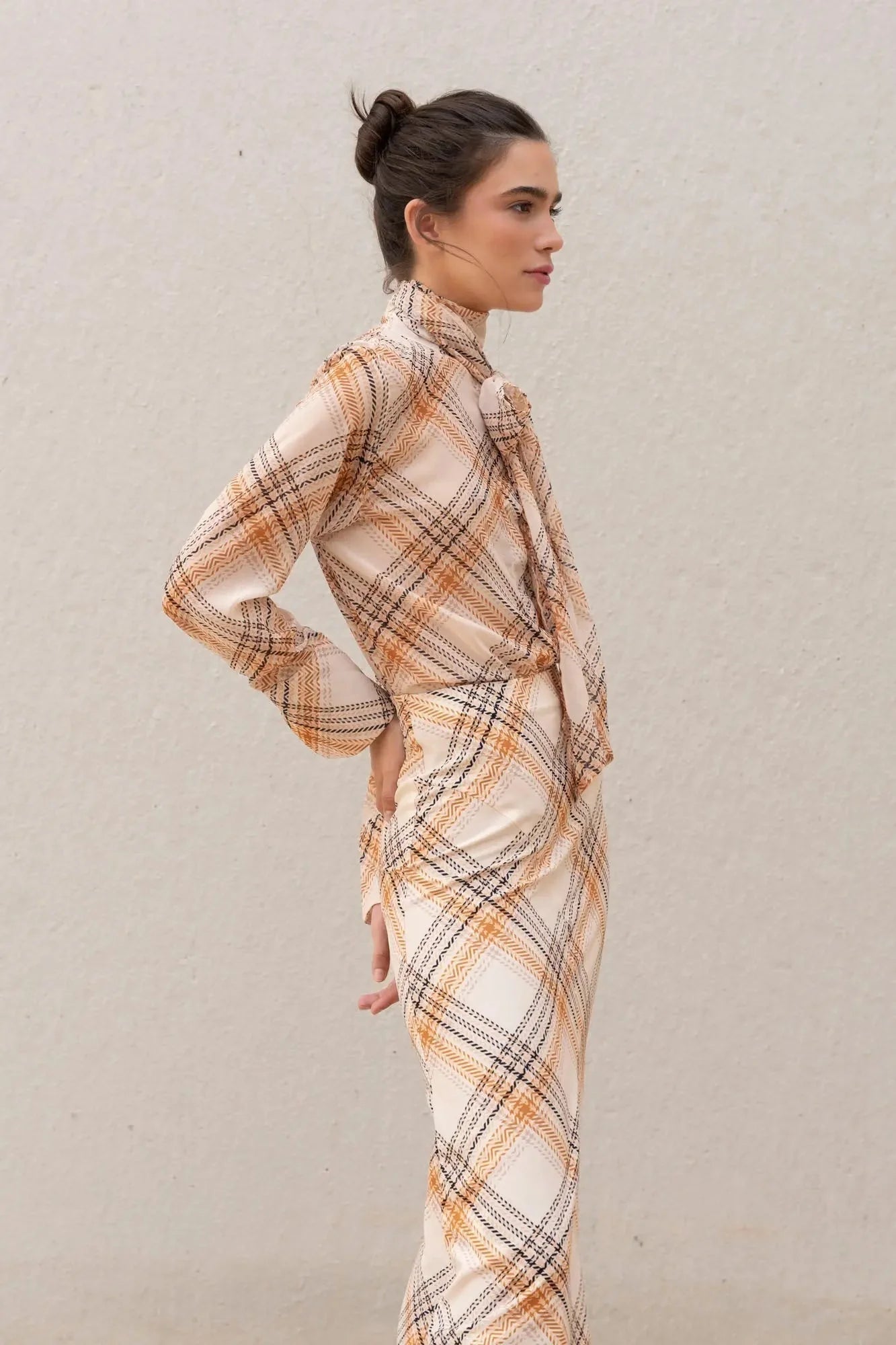 Photo d’une blouse fluide à carreaux avec coupe ample et jupe assortie pour femme
