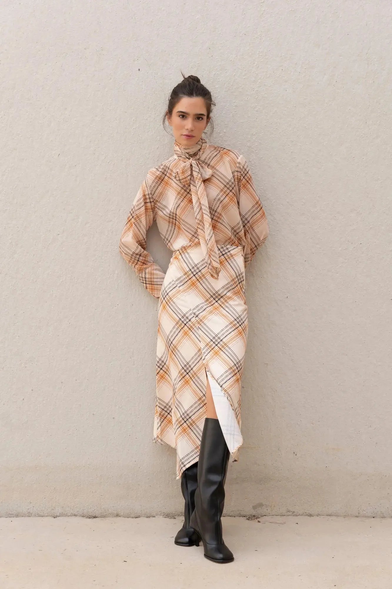 Blouse fluide à carreaux pour femme avec coupe ample, col haut et ourlet asymétrique