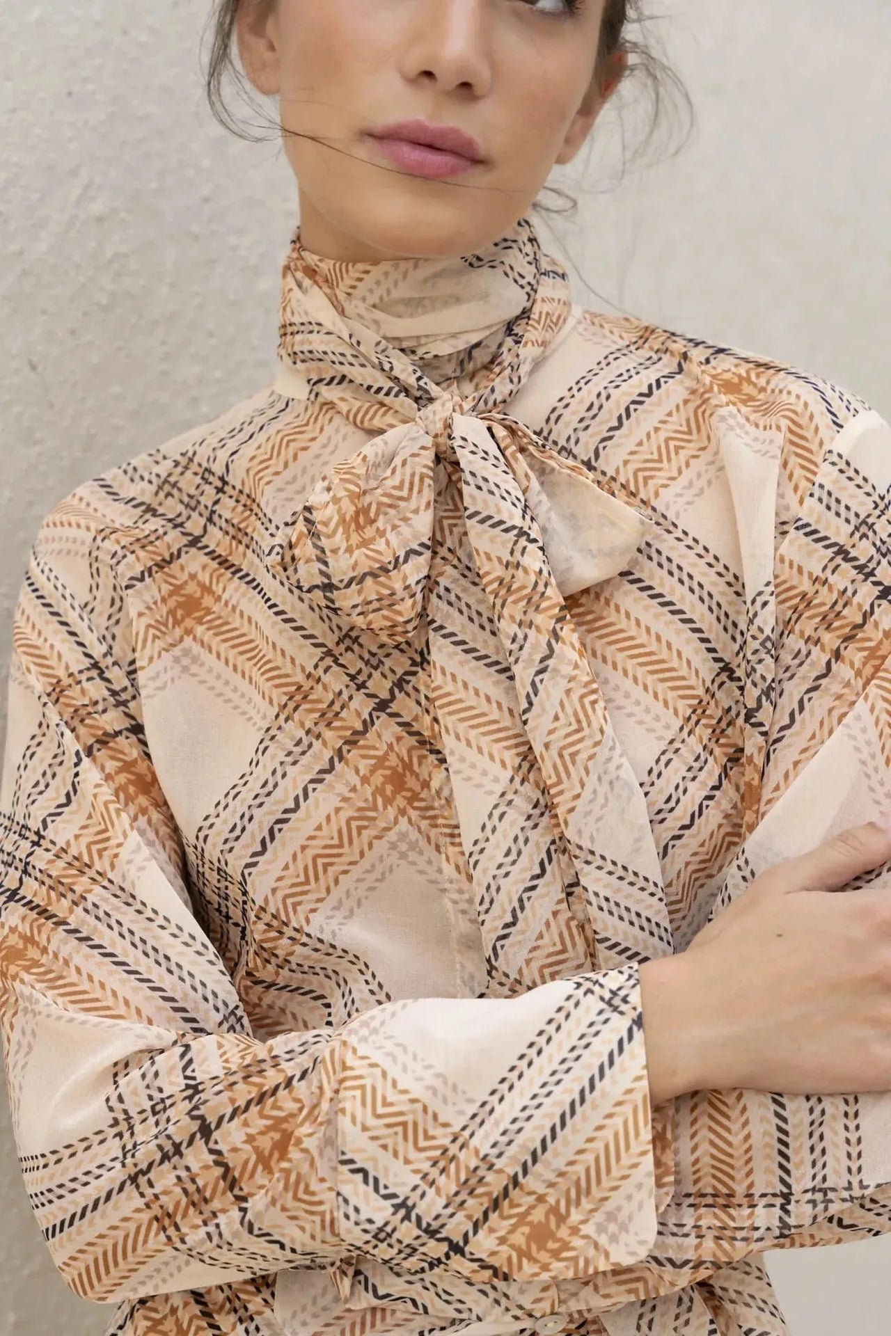 Détail du chemisier cravate femme à carreaux, montrant un col lavallière, parfait pour toutes occasions.