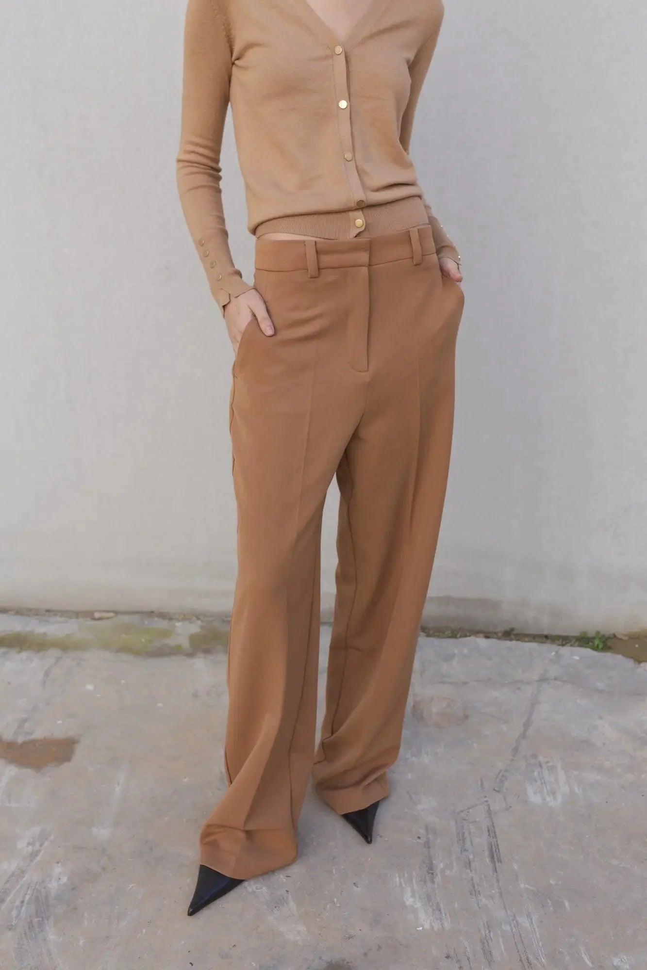 Ensemble cardigan tricoté et pantalon large camel pour un look chic et confortable