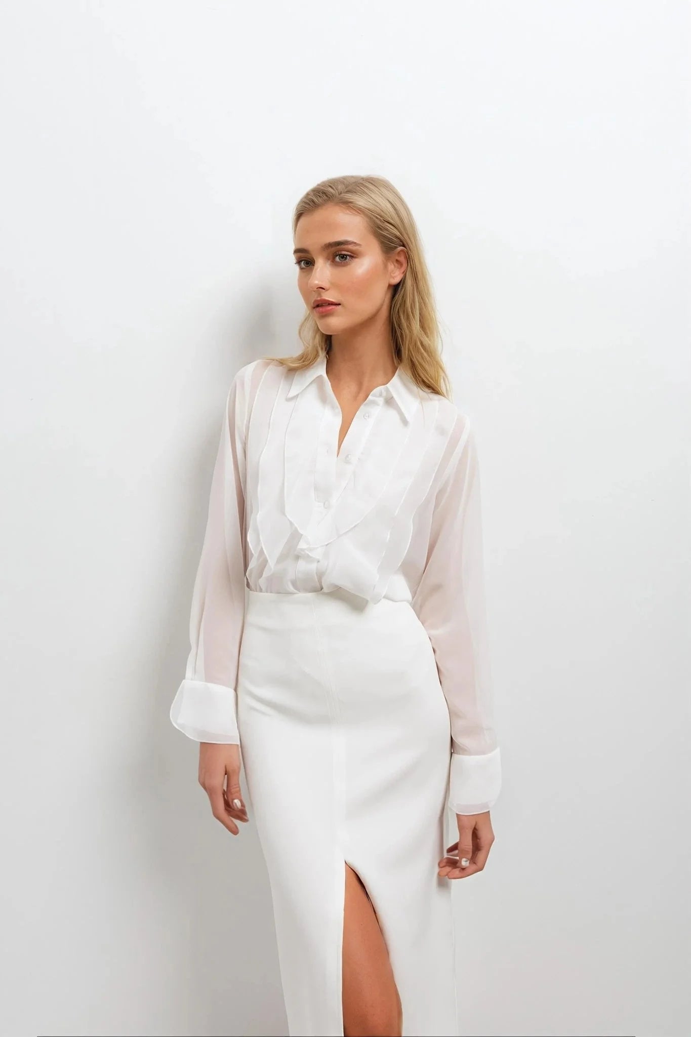 Chemise à volants blanche en voile transparent avec jupe fendue midi élégante