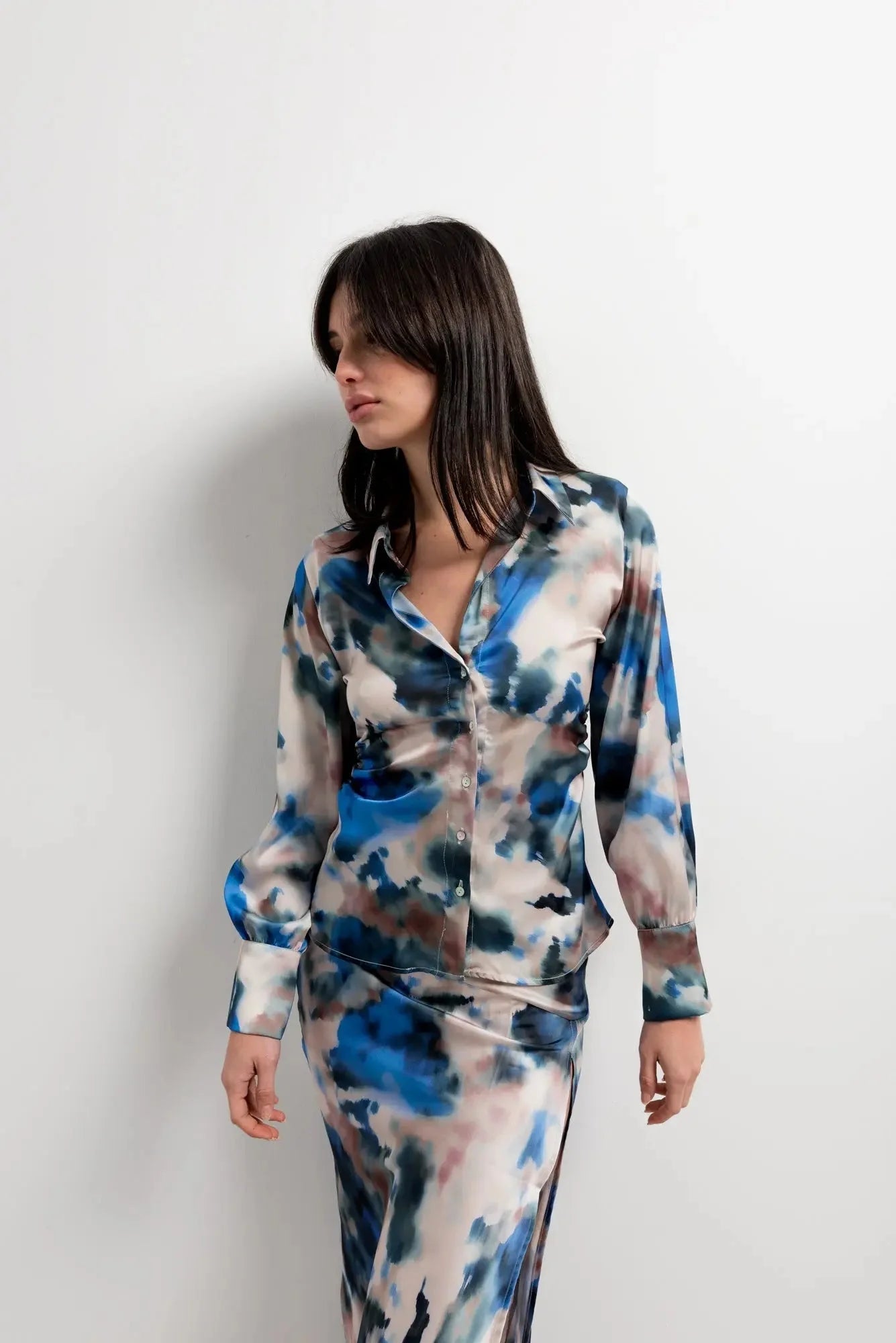 Jupe midi imprimée en satin avec haut à manches longues, motif abstrait bleu noir blanc