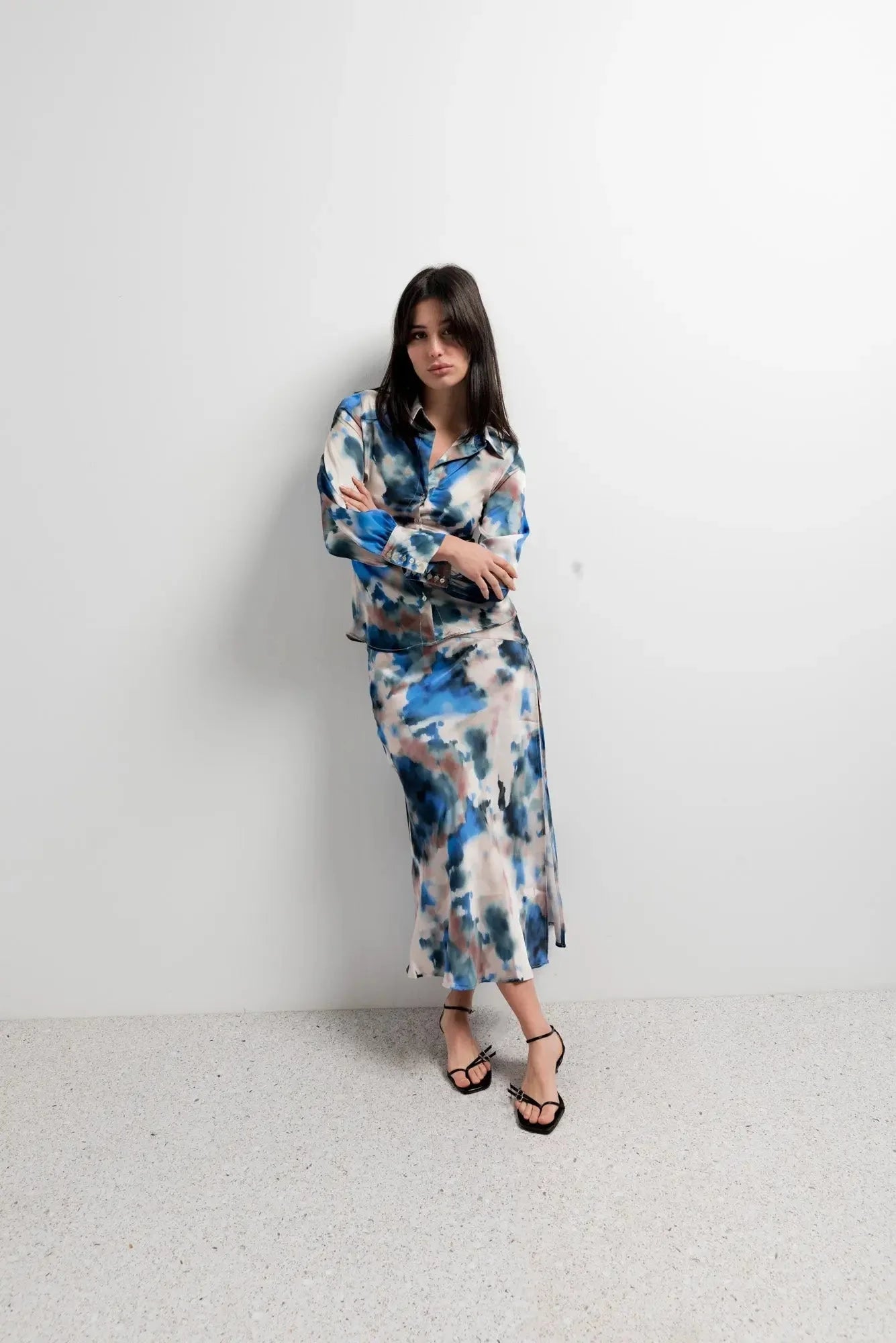 Jupe midi imprimée avec chemise à manches longues à motif tie-dye bleu, blanc et marron
