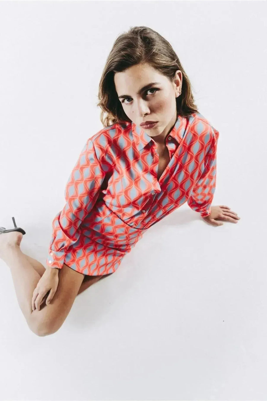 Femme portant une mini jupe imprimée rouge et grise, jupe imprimée tendance