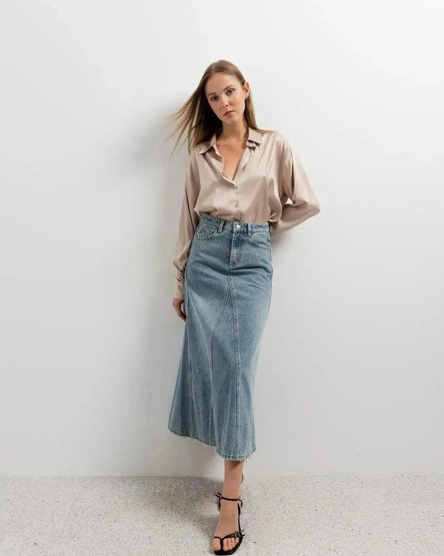 Modèle portant une chemise en satin femme élégante avec une jupe en jean, idéale pour toutes les occasions.