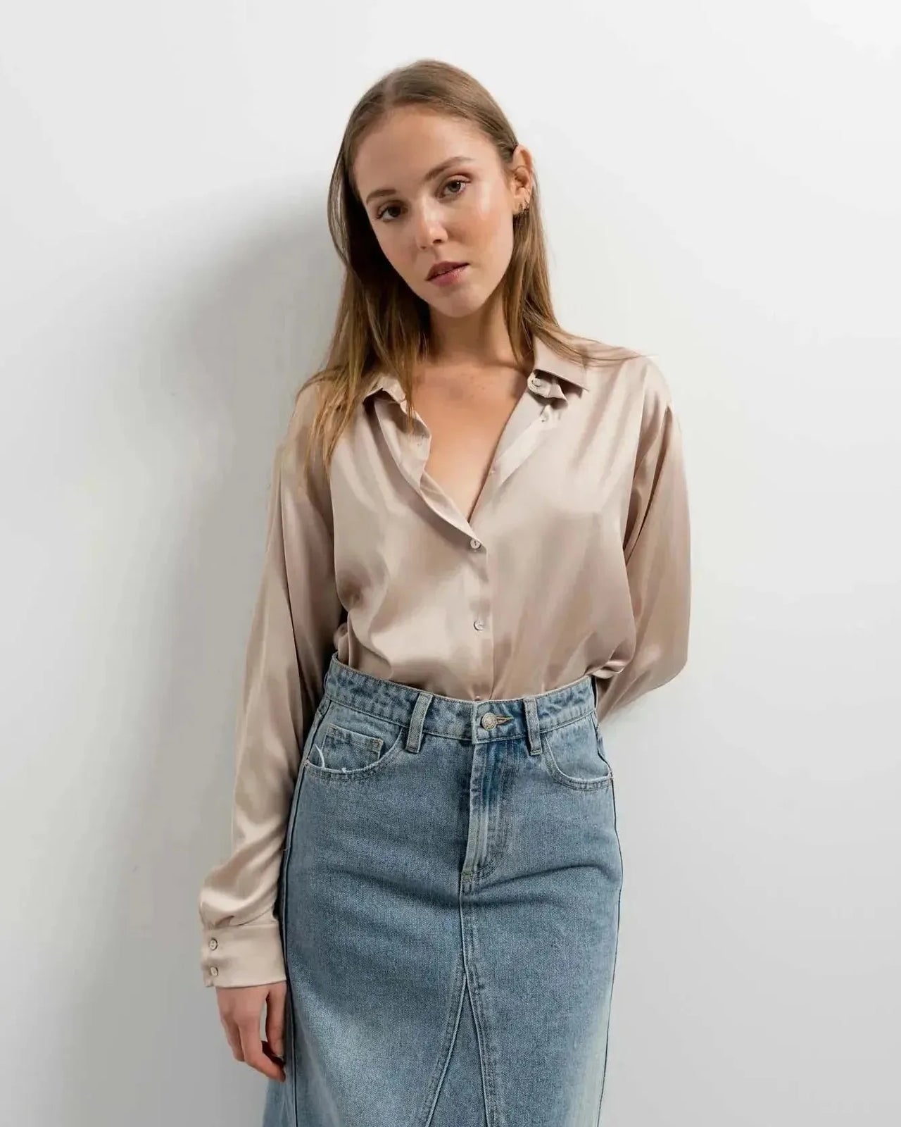 Gros plan sur une femme en chemise en satin femme, chic et confortable, parfaite pour un look décontracté.