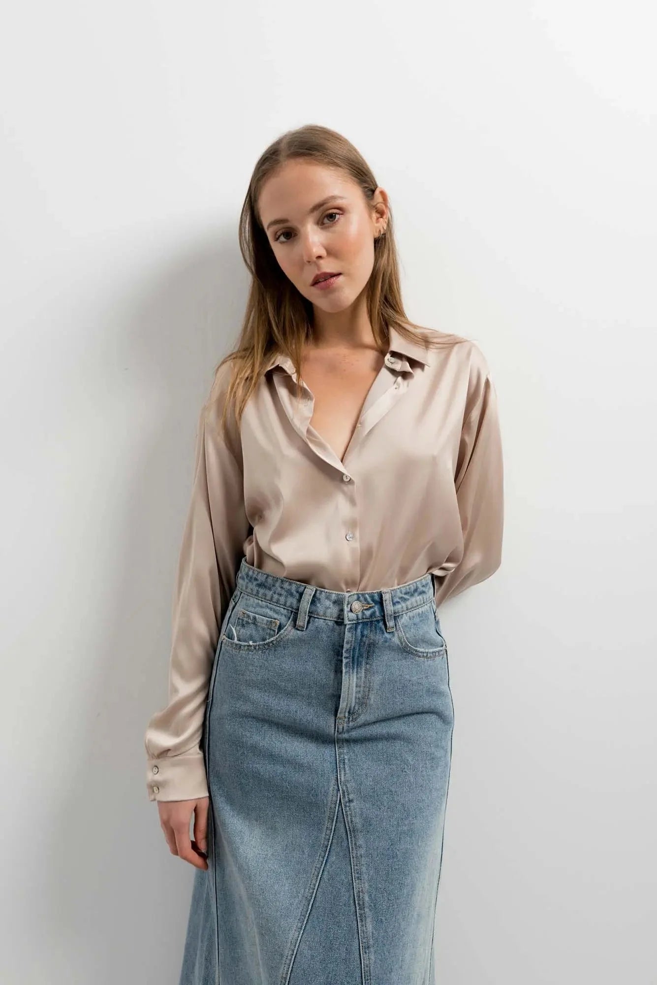 Gros plan sur une femme en chemise en satin femme, chic et confortable, parfaite pour un look décontracté.