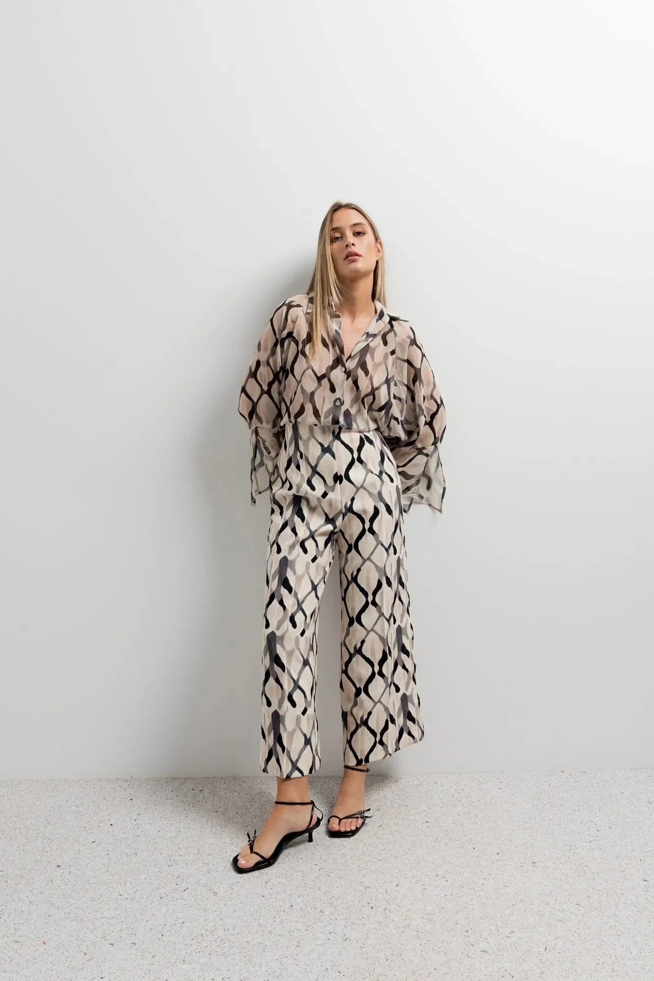 Pantalon imprimée culotte avec blouse à motif complet pour un look élégant