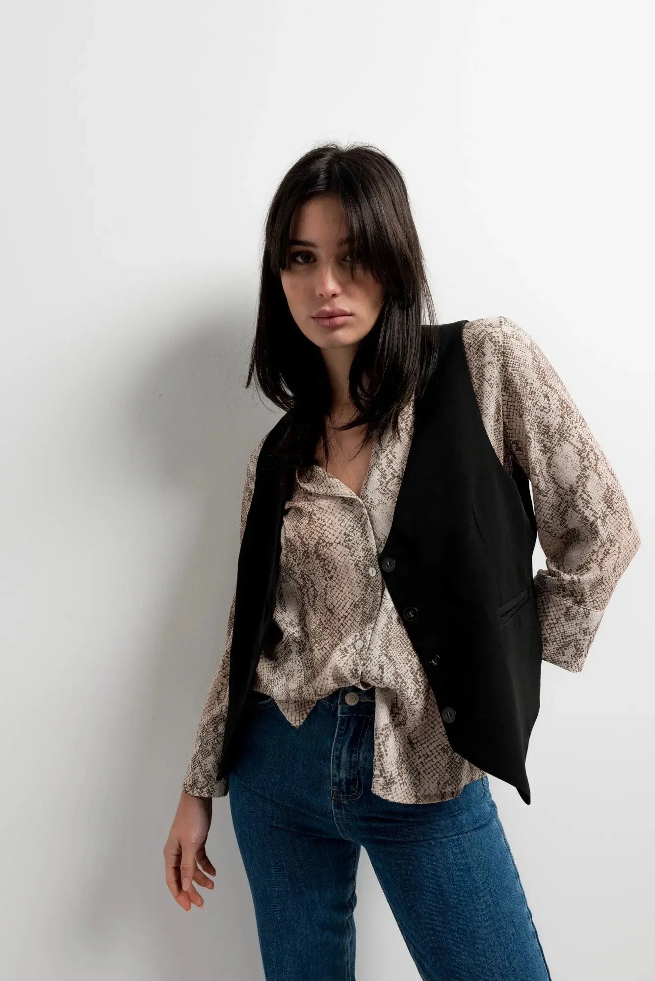 Chemise imprimée animal avec veste noire à boutons, style femme élégant