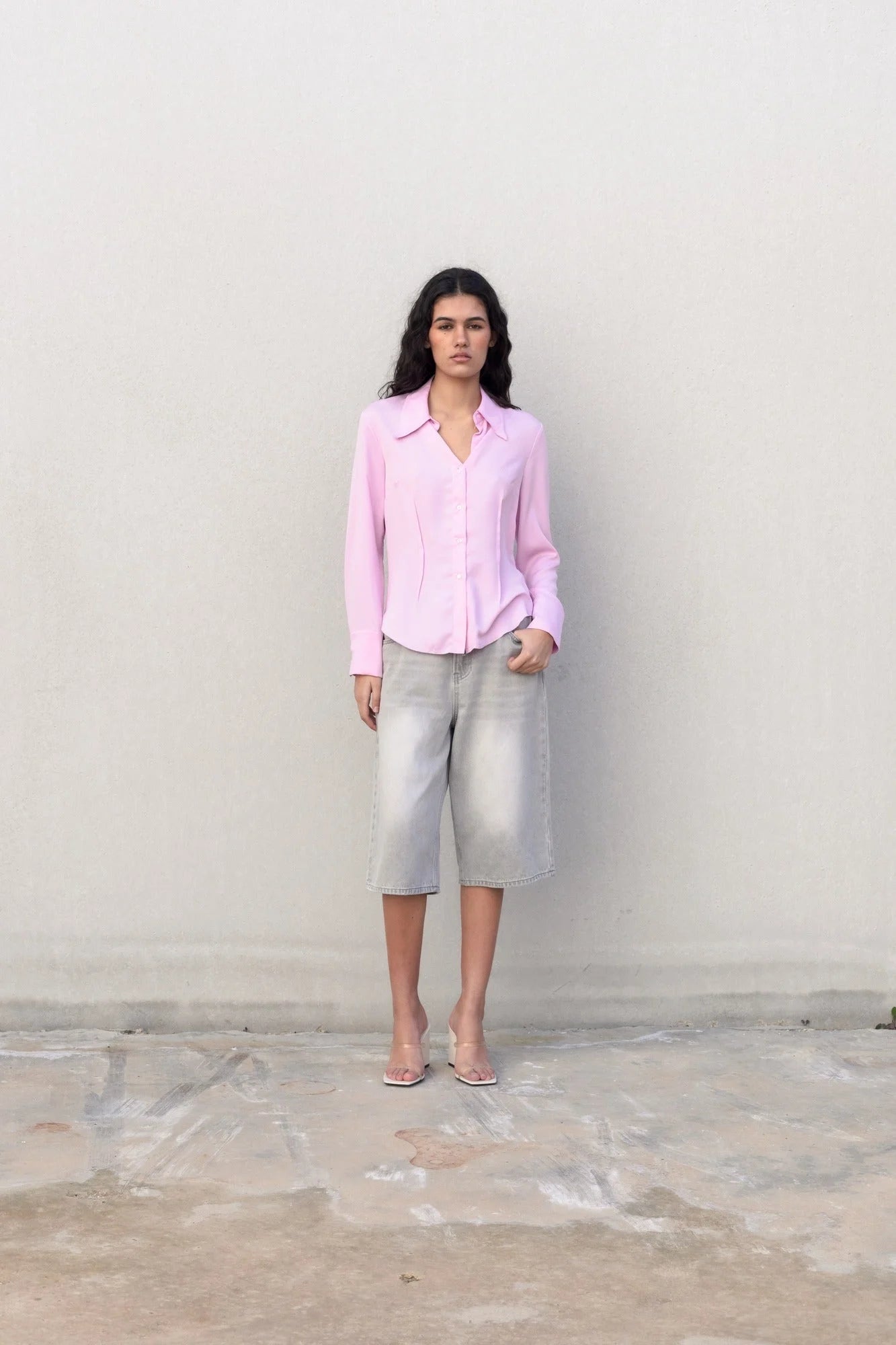 Chemise rose femme en satin rose pâle avec col large et coutures verticales élégantes