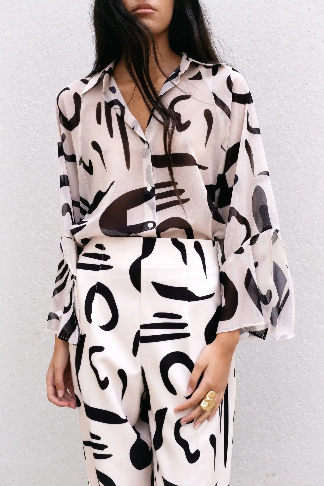 Chemisier fluide imprimé noir et blanc femme avec pantalon assorti, style élégant