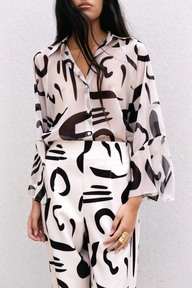 Chemisier fluide imprimé noir et blanc femme avec pantalon assorti, style élégant
