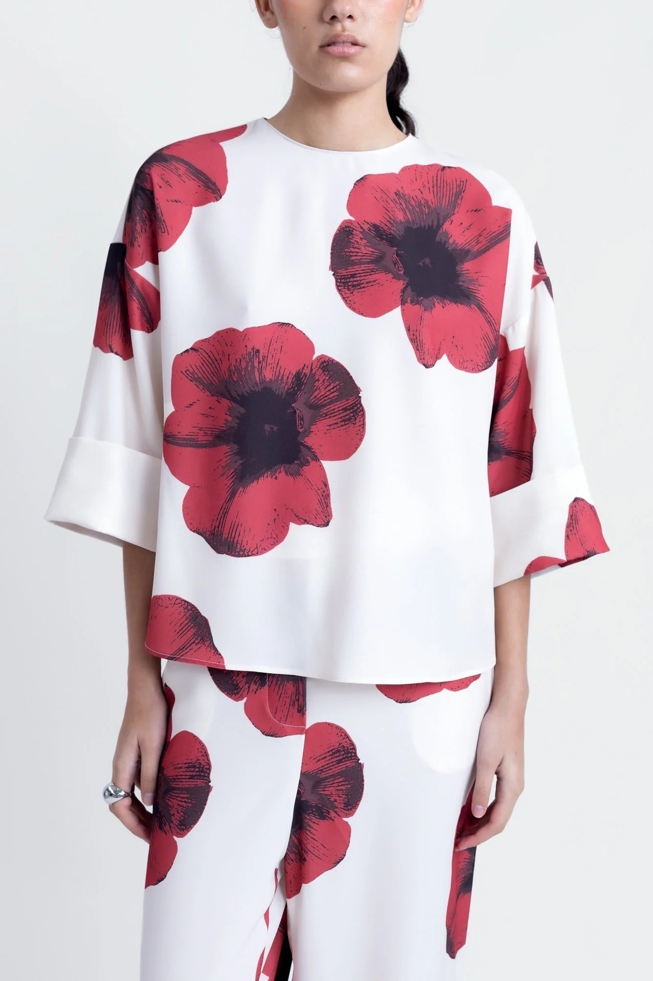 Ensemble chemisier imprimé et pantalon femme rouge fleurie, style élégant et confortable