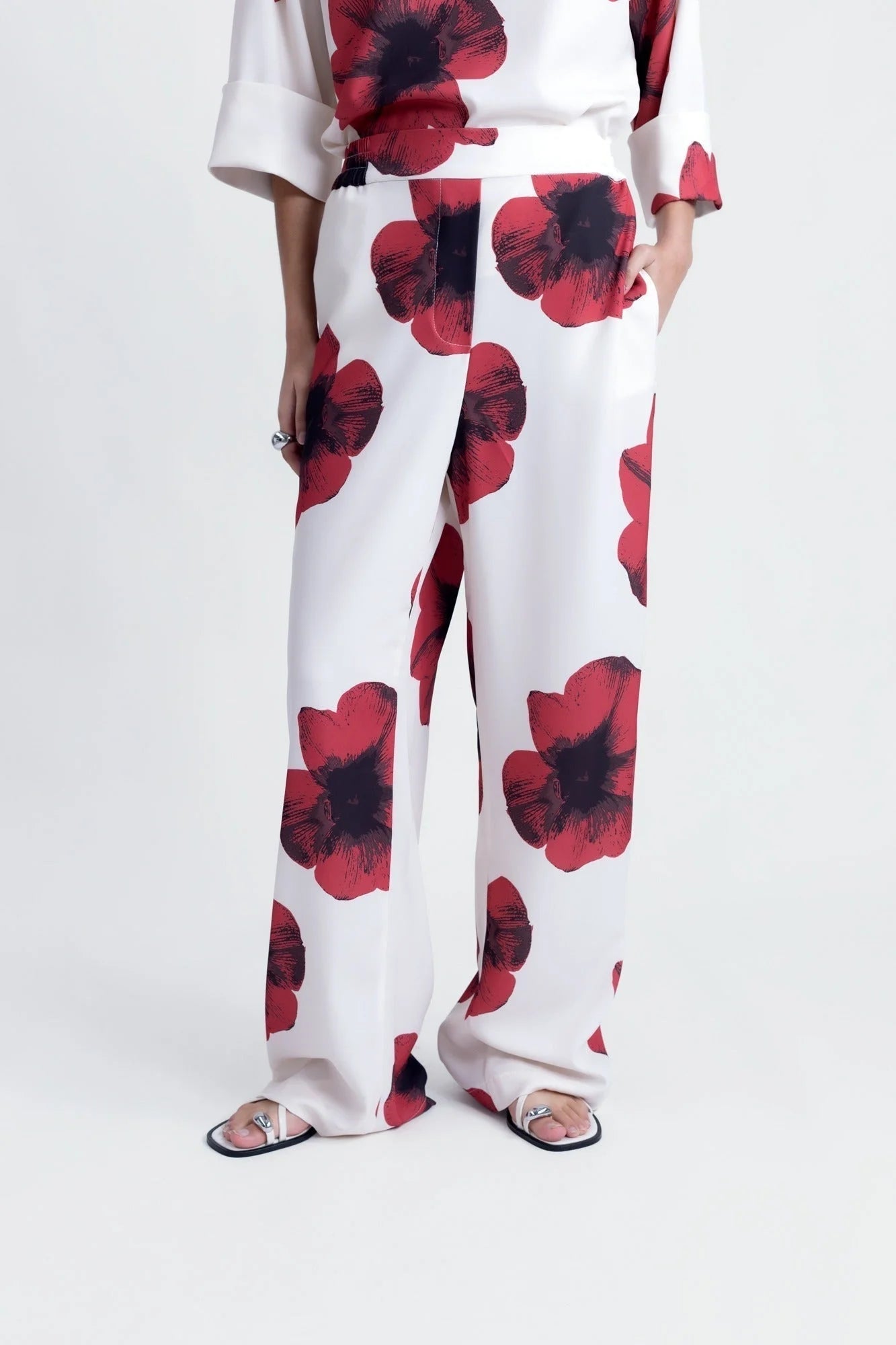 Ensemble chemisier imprimé et pantalon femme rouge fleurie, tenue élégante et tendance