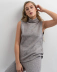 Modèle portant un ensemble col roulé et pantalon large gris, mettant en avant un gilet sans manche femme dans un style décontracté.
