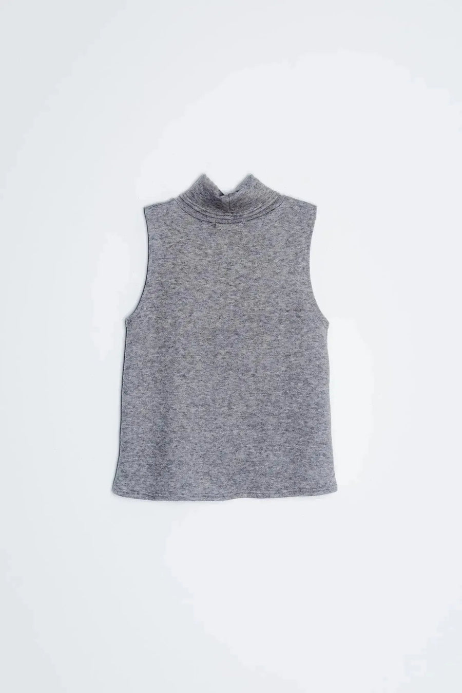 Image d'un gilet sans manche femme gris affiché sur fond blanc, parfait pour le style décontracté.