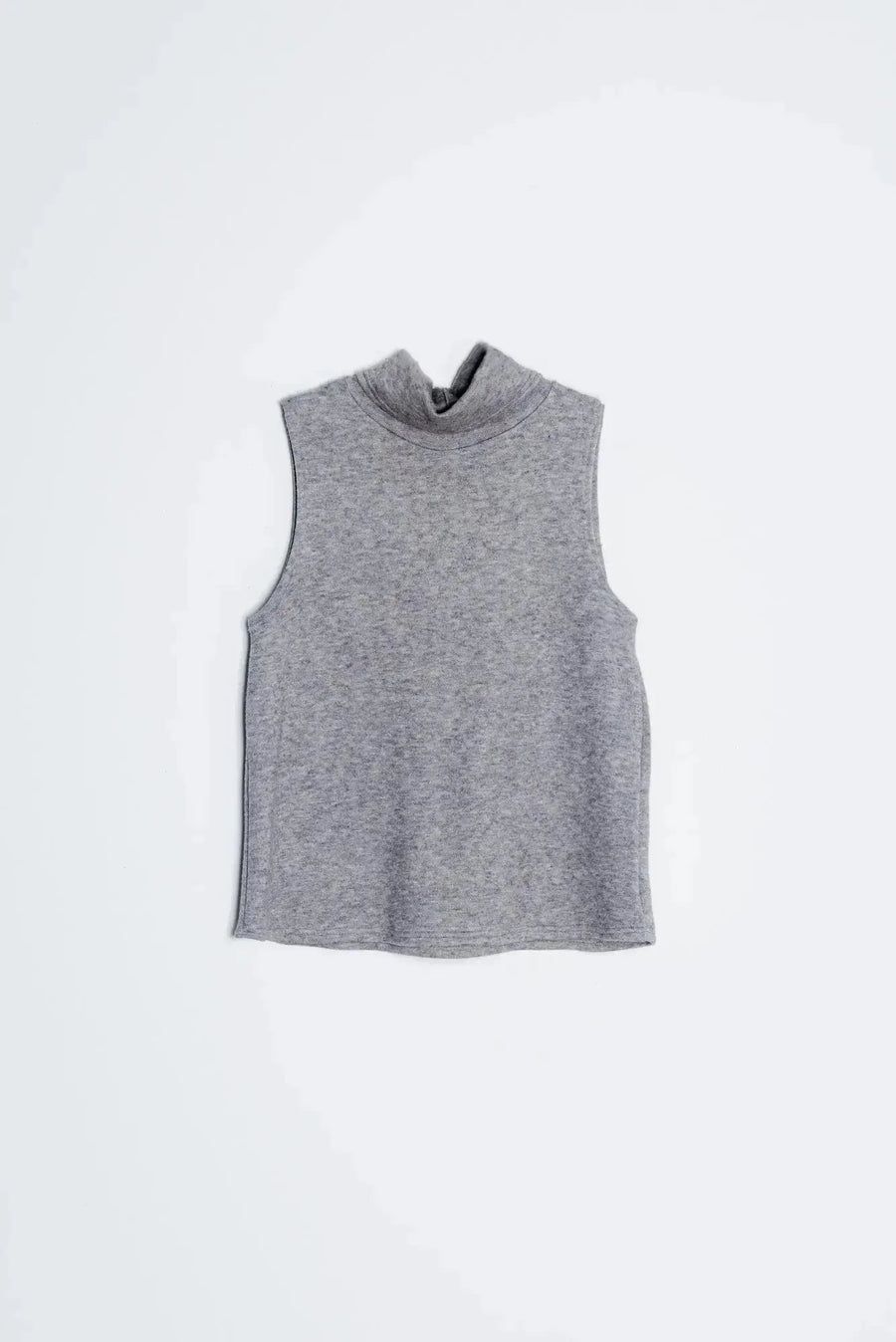 Gilet sans manche femme gris présenté sur fond blanc, adapté à un ensemble col roulé et pantalon large gris.