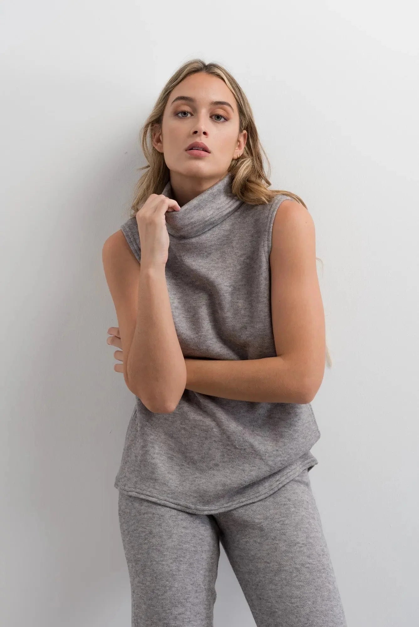 Ensemble col roulé gris sans manches et pantalon large en tissu doux et confortable