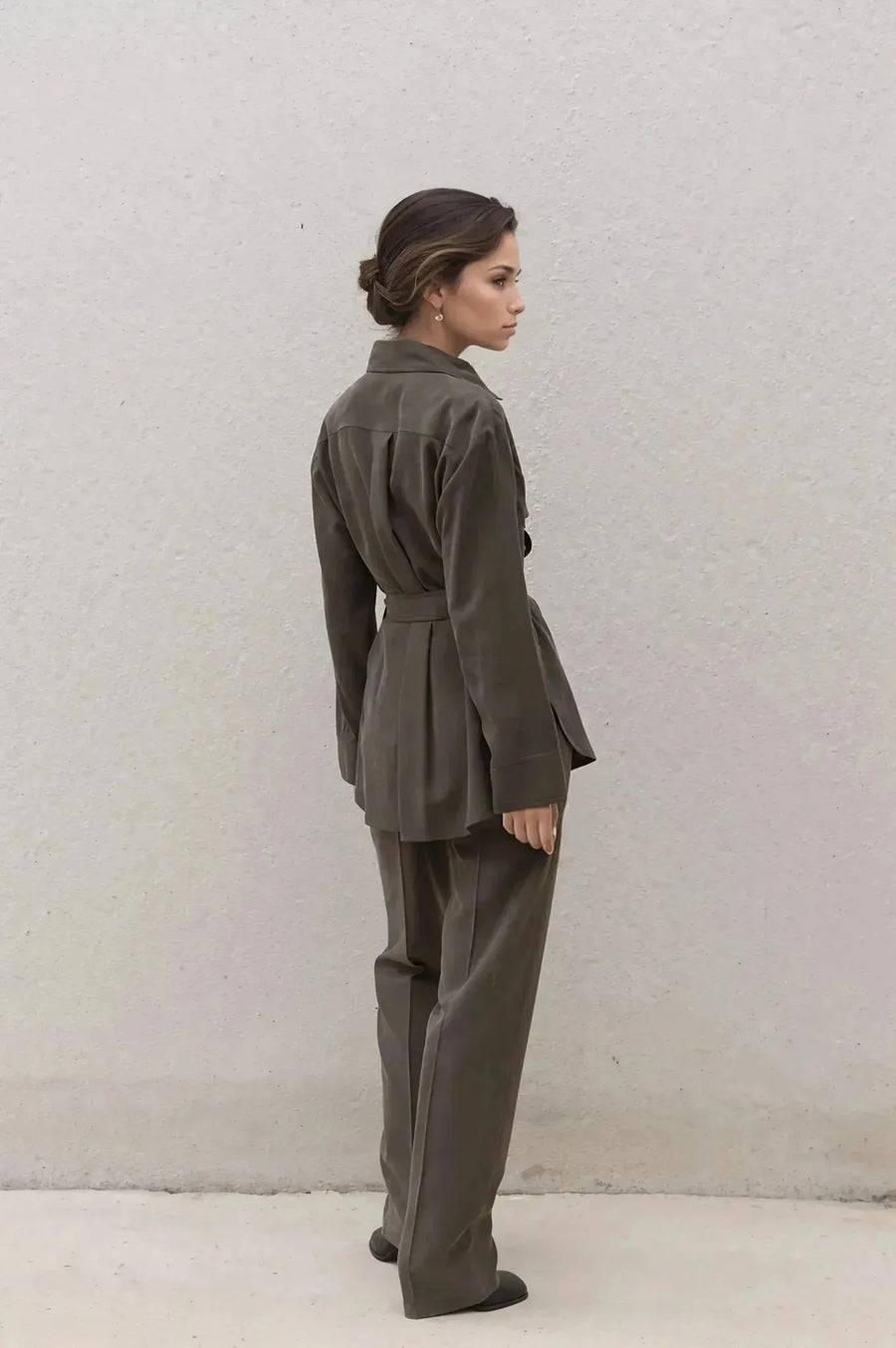 Ensemble coordonné chemise et pantalon kaki femme, vue de dos, mettant en valeur la coupe élégante.